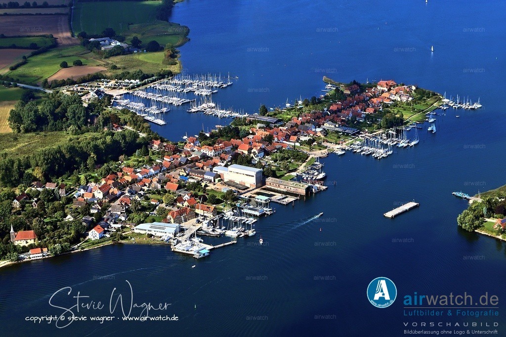 Luftbild Ostseefjord Schlei, Stadt Arnis - kleinste Stadt Deutschlands - Perle an der Schlei | Gründung und frühe Geschichte - Arnis wurde 1667 von 64 bis 65 Schifferfamilien aus dem benachbarten Kappeln gegründet. Diese weigerten sich, dem Gutsherrn Detlef von Rumohr Treue zu schwören und in die Leibeigenschaft zu geraten. Stattdessen wandten sie sich an Herzog Christian Albrecht von Schleswig-Holstein-Gottorf, der ihnen die damals unbewohnte Insel Arnis zur Besiedlung überließ. Die Siedlung wurde nach einem festen Plan angelegt, mit klar definierten Parzellen und einer zentralen Kirche.