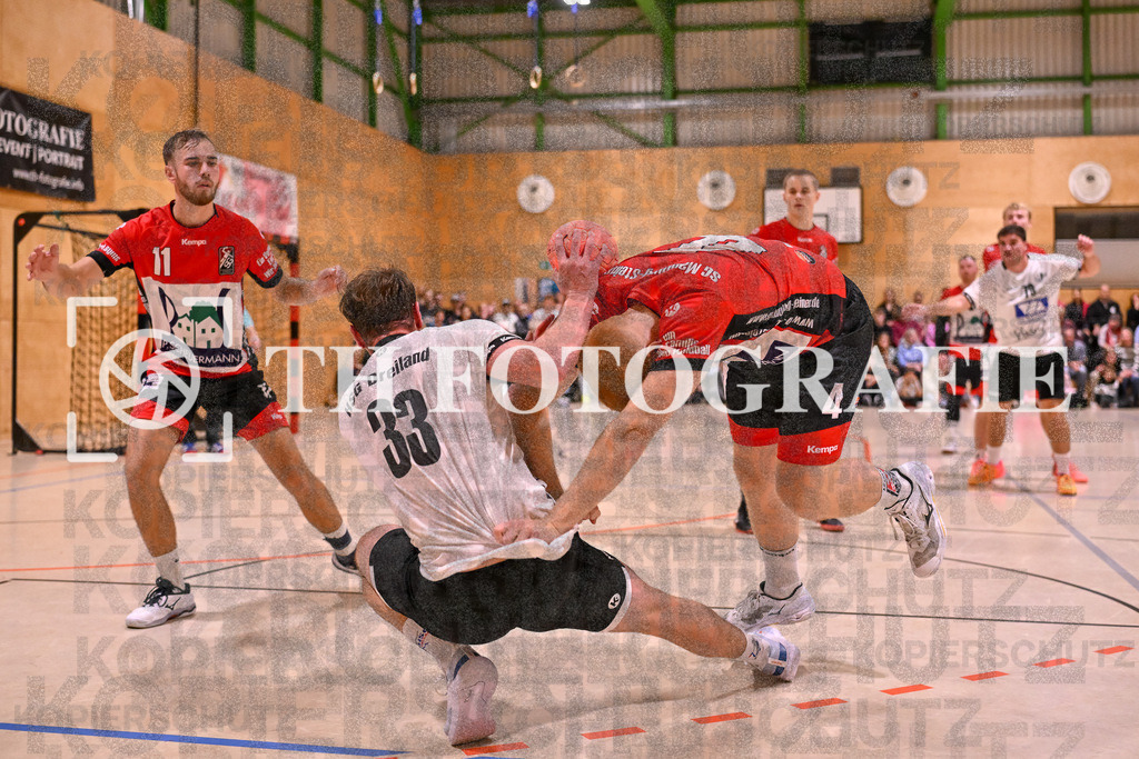 GER, SG Maulburg/Steinen - HSG Dreiland, Handball, Landesliga Suedbaden, 4. Spieltag, Saison 2024/2025, 12.10.2024 | Jonas Schamberger (HSG Dreiland, #33) will sich gegen Jannick Eichin (SG Maulburg/Steinen, #04) durchsetzen. Marcel Janus (SG Maulburg/Steinen, #11) muss nicht eingreifen.GER, SG Maulburg/Steinen - HSG Dreiland, Handball, Landesliga Suedbaden, 4. Spieltag, Saison 2024/2025, 12.10.2024Foto: TH Fotografie/Thomas Hess