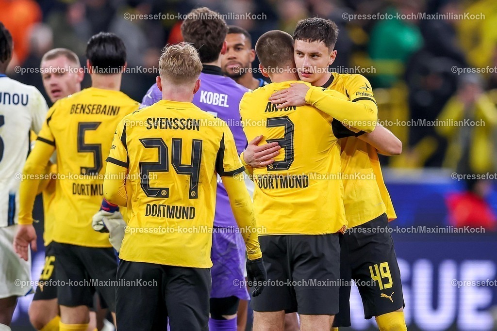 UCL17022601116 | 17.02.2026, Fußball, UEFA Champions League, Borussia Dortmund - Atalanta Bergamo, BVB Stadion, Play-Offs Hinspiel, Saison 2025 2026: Abschlussjubel nach dem 2:0 Sieg für den BVB -  Ramy Bensebaini&nbsp;(BVB #05) Waldemar Anton&nbsp;(BVB #03) Luca Reggiani (BVB #49)   erleichtert zusammen auf dem Spielfeld Regulations prohibit any use of photographs as image sequences and or quasi-video.