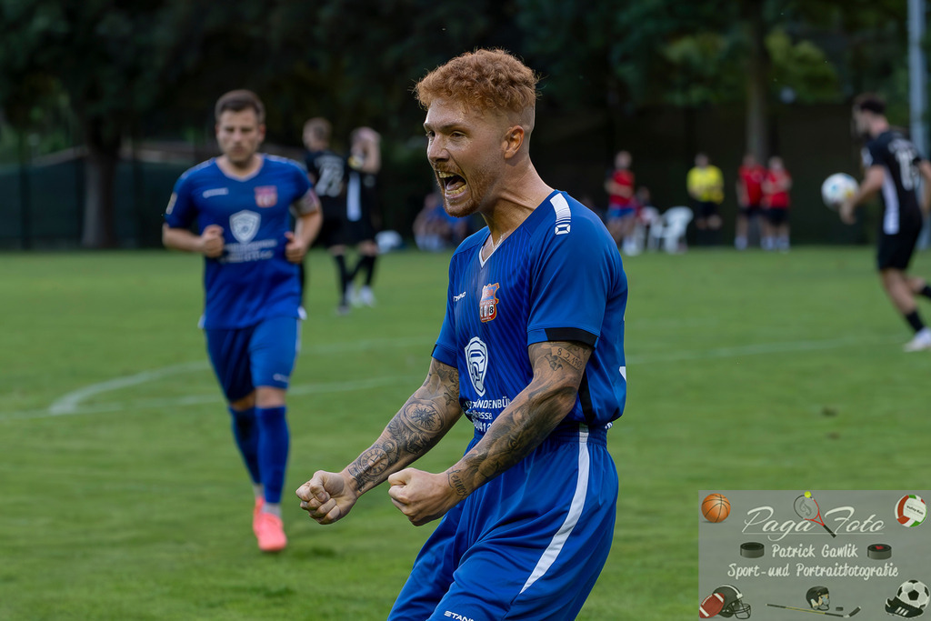Hessenliga: Türk Gücü Friedberg - FC Eddersheim, 09.08.2024 | Noah Michel (Türk Gücü Friedberg #33) beim Torjubel, Türk Gücü Friedberg - FC Eddersheim, Friedberg, Städtischer Sportplatz, 9.8.2024 - Realisiert mit Pictrs.com