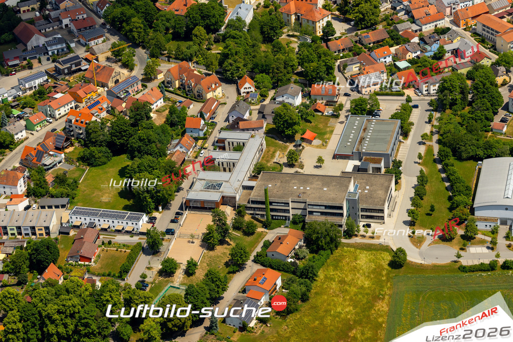 Das Luftbild zeigt : Mittelschule Hemau - Die Luftaufnahme wurde 2023 vom UL-Flugzeug aus erstellt ( keine Drohne ) - Hochauflösende Luftaufnahme - Für grossformatige Ausdrucke geeignet. Die Geschenkidee !Mit Lizenz und Bildrechte bestellbar