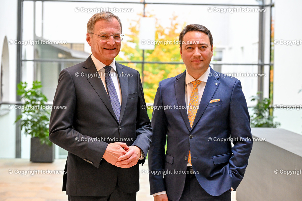 Pressekonferenz Land Ooe_ Praesentation Landeshaushalt 2024_ 07.11.2023-48 | 07.11.2023, Landhaus Linz, AUT, Pressekonferenz Land Ooe, Praesentation Landeshaushalt 2024 - Menschen entlasten. Wirtschaft foerdern, im Bild LH Thomas Stelzer (VP), LH-Stv. Manfred Haimbuchner (FP)