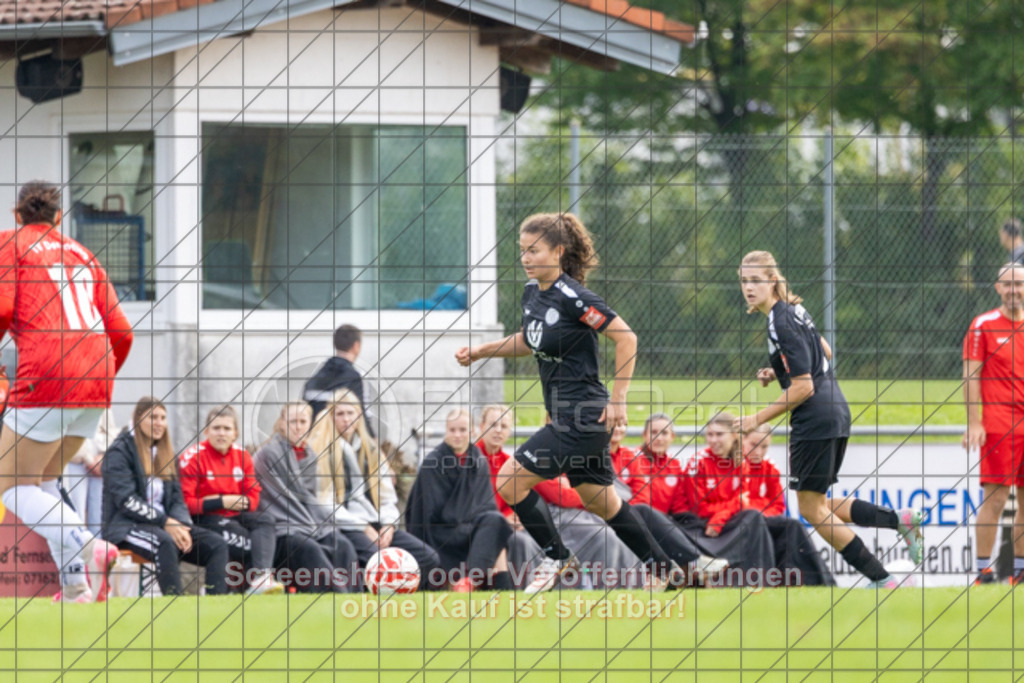 20250928_135132_0355 | #,1.FC Donzdorf (schwarz) vs. TV Derendingen (rot), Fussball, Frauen-Verbandsliga Württemberg, 03. Spieltag, Saison 2025/2026, Rasenplatz Lautertal Stadion, Süßener Straße 16, 73072 Donzdorf, 28.09.2025 - 13:00 Uhr,Foto: PhotoPeet-Sportfotografie/Peter Harich