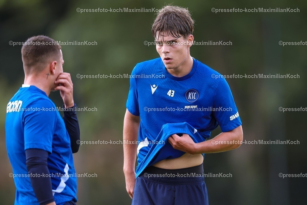 KSC02092502246 | 02.09.2025, Fußball, Training Karlsruher SC, 2. Fußball Bundesliga, Trainingsplatz am BBBank Wildpark Stadion Karlsruhe, Saison 2025 2026: xk41 neben xk43 