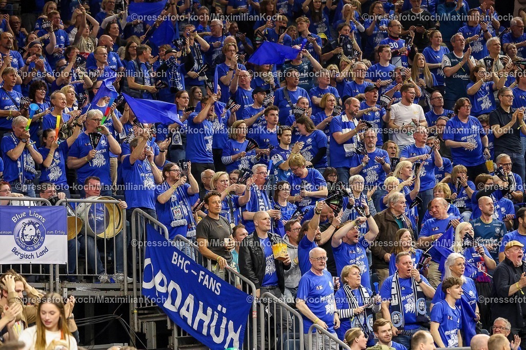 xSSCx18042602009 | 18.04.2026, xsscx, Handball, DHB-Pokal Lidl Final4, Halbfinale, Bergischer HC - SC Magdeburg, Saison 2025 / 2026 Herren, Lanxess Arena, Köln: Die Fans des Bergischer HC feuern ihre Mannschaft an Photo: xSandraxScherningxPressefotoKochx