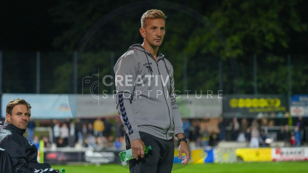 Fußball, Herren, Saison 2025/2026, Regionalliga Nordost, 8. Spieltag, FSV 63 Luckenwalde vs. FC Hertha 03 Zehlendorf, Dienstag 16.09.2025, Werner-Seelenbinder-Stadion Luckenwalde, | Fußball, Herren, Saison 2025/2026, Regionalliga Nordost, 8. Spieltag, FSV 63 Luckenwalde vs. FC Hertha 03 Zehlendorf, Dienstag 16.09.2025, Werner-Seelenbinder-Stadion Luckenwalde, Im Bild: Tillman Käpnick (Trainer Zehlendorf) - Realisiert mit Pictrs.com