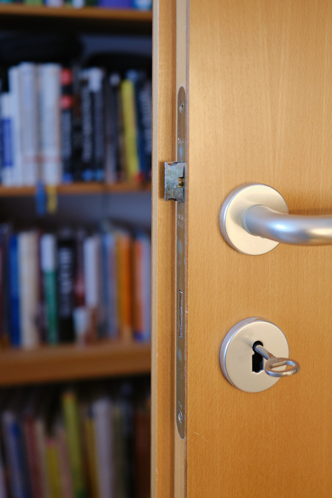 Offene Tuere in das Lesezimmer | Wien, Austria - February 15, 2023: Offene Tuere in das Lesezimmer, im Hintergrund ist ein Buchregal. - Realisiert mit Pictrs.com