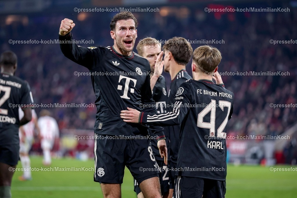 1FC14012601065 | 14.01.2026, Fußball, 1. FC Köln - FC Bayern München, 1. Fußball Bundesliga, 17. Spieltag, RheinEnergie-STADION, Saison 2025 2026: Torjubel nach dem Tor zum 3:1 durch Torschütze Lennart Karl (FC Bayern Muenchen #42) zusammen mit Leon Goretzka (FC Bayern Muenchen #08)   DFB regulations prohibit any use of photographs as image sequences and or quasi-video.