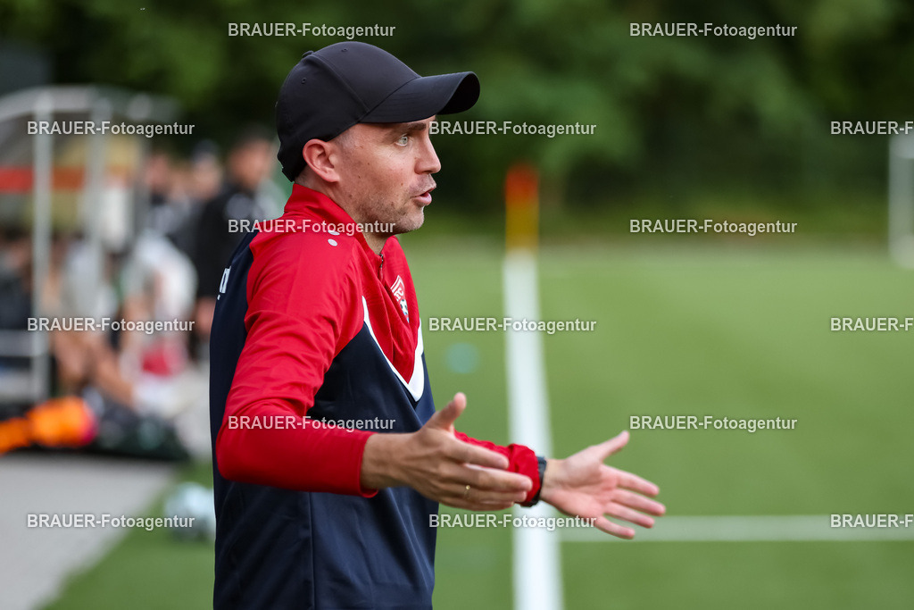 1_KFCWAT_20250723_0586.JPG -  - KFC Uerdingen - SG Wattenscheid 09 - Testspiel | Krefeld, Deutschland, 23.07.25: Trainer Julian Stöhr (KFC Uerdingen) gestikuliert, Gestik waehrend des Testspiel Spiels zwischen KFC Uerdingen - SG Wattenscheid 09 in der Covestro Sportpark am 23. July 2025 in Krefeld, Deutschland. (Foto von Stefan Brauer/Brauer-Fotoagentur)