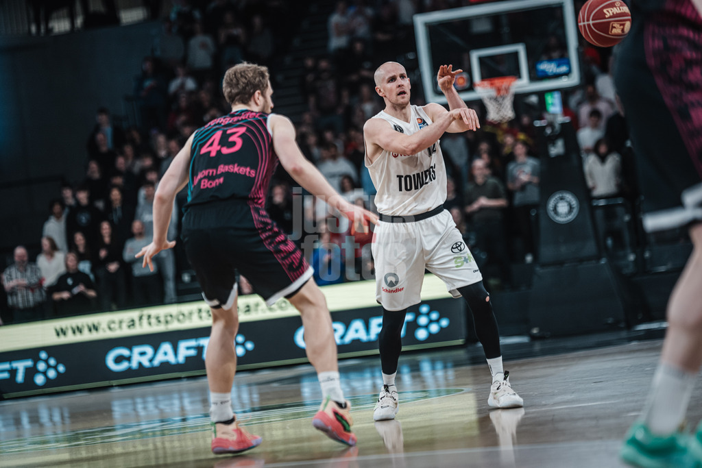 Basketball | Männer | Saison 2023/2024 | easyCredit Basketball Bundesliga | Veolia Towers Hamburg vs. Telekom Baskets Bonn | 03.02.2024 | Seth Hinrichs (#12, Hamburg Towers) spielt einen Pass