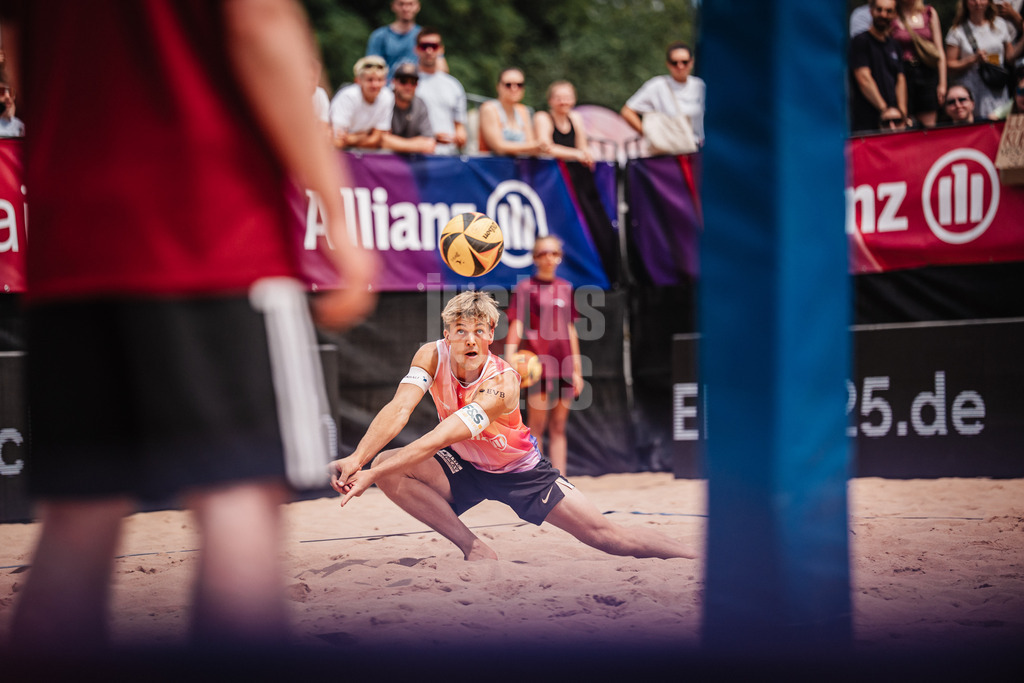 Beachvolleyball | Männer | Allianz German Beach Tour 2025 | Tourstop München | 06.07.2025 | Luis Kubo nimmt den Ball an