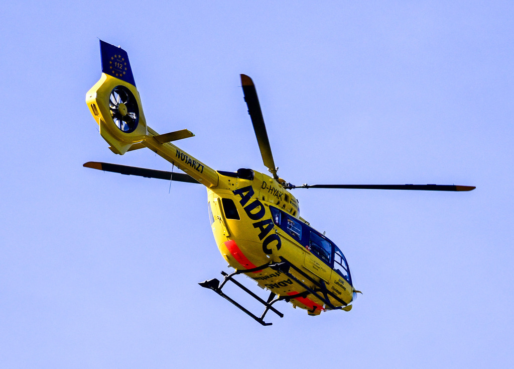 Engel der Lüfte: Hoffnung am Horizont | Ein Anblick voller Dynamik, technischer Präzision und tiefer Beruhigung: Der leuchtend gelbe Rettungshubschrauber der ADAC Luftrettung zieht majestätisch seine Bahn am klaren Himmel. Mit kraftvoll rotierenden Rotorblättern und der markanten Aufschrift „NOTARZT“ verkörpert er in Sekundenschnelle Hilfe, Rettung und Hoffnung in Notsituationen. Die Perspektive von unten fängt das Gefühl von Schutz und Entschlossenheit ein, das diese fliegenden Lebensretter ausstrahlen. Eine eindrucksvolle Momentaufnahme, die den unermüdlichen Einsatz für das menschliche Leben in den Mittelpunkt stellt. - Realisiert mit Pictrs.com