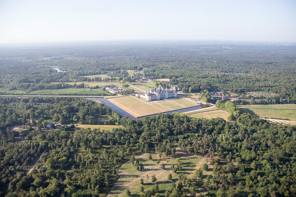 Aerial view: View of the town in Chambord in the state Loir et Cher, France. – Photo: IMG_082128.jpg taken on 06/20/2015 by Werner Riehm/FLY-FOTO.com – Resolution of the original: 5472 x 3648 px