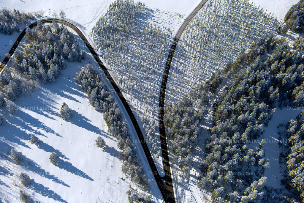 4043581 | ALTLASTENBERG 13.02.2021 Winterlich schneebedeckte Verlauf der Straßenführung der Hochsauerland Höhenstraße und Landstraße L540 in Altastenberg im Sauerland im Bundesland Nordrhein-Westfalen, Deutschland. // Wintry snowy street - road guidance of Hochsauerland Hoehenstrasse and the L540 road in Altastenberg at Sauerland in the state North Rhine-Westphalia, Germany. Foto: Gerhard Launer