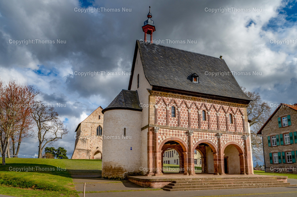 Kloster-abbey-Lorsch-Torhalle-Koenigshalle-UNESCO-Weltkulturerbe-world-heritage-site-Bergstrasse-hessen-germany | Lorsch, Weltkulturerbe Kloster Lorsch, , Der architektonische Höhepunkt des UNESCO-Welterbes: Die pittoreske Königshalle mit der weltberühmten bunten Sandsteinfassade zählt zu den wenigen gut erhaltenen Gebäuden aus karolingischer Zeit. Obwohl ihr Zweck bis heute ungeklärt ist, ist ihre Bedeutung unbestritten.  dahinter das Kirchenfragment der Basilika, Thomas Neu