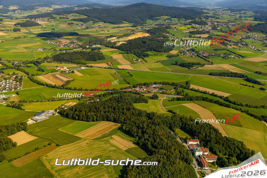Das Luftbild zeigt : Windischbergerdorf Cham - Die Luftaufnahme wurde 2024 vom UL-Flugzeug aus erstellt ( keine Drohne ) - Hochauflösende Luftaufnahme - Für grossformatige Ausdrucke geeignet. Die Geschenkidee !Mit Lizenz und Bildrechte bestellbar