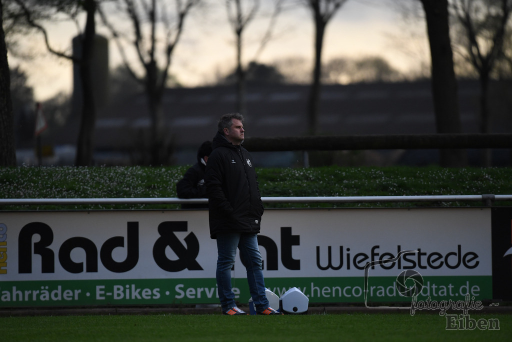 SV Eintracht Wiefelstede-VFL Bad Zwischenahn | Herren Kreisliga; SV Eintracht Wiefelstede (weiß)-VFL Bad Zwischenahn (blau) am 09.04.2024; in Wiefelstede (Sportanlage Am Breeden), Photo: Philip Eiben 2024 - Realisiert mit Pictrs.com