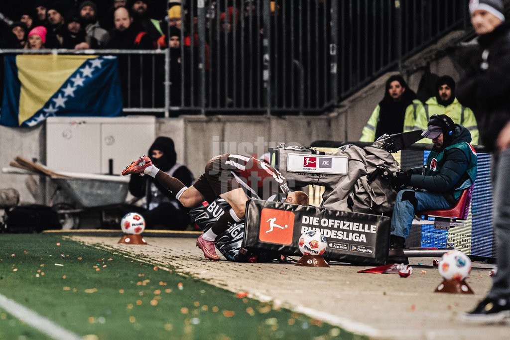 Fußball | Männer | Saison 2025/2026  | Fußball-Bundesliga | 11. Spieltag | FC St. Pauli vs. 1. FC Union Berlin | 23.11.2025 | Louis Oppie (#23, FC St. Pauli) fällt in die TV Kamera