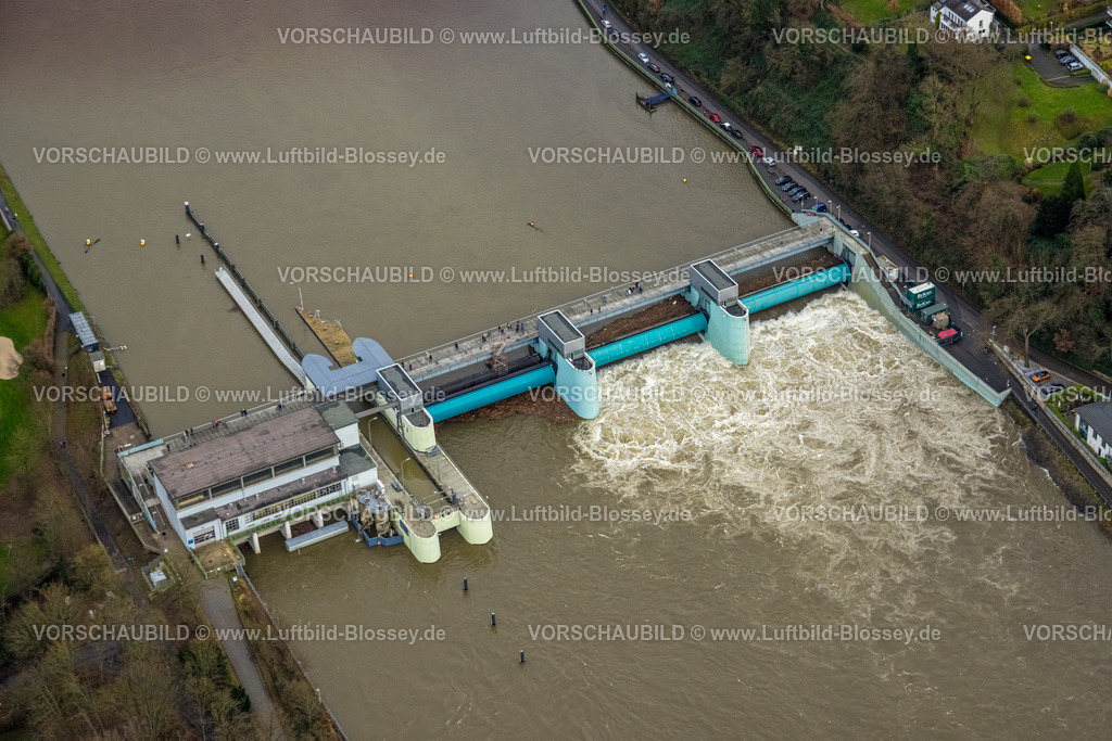 Essen231202767Werden | Luftbild, Ruhrhochwasser, Weihnachtshochwasser 2023, Fluss Ruhr tritt nach starken Regenfällen über die Ufer, Überschwemmungsgebiet am Baldeneysee Stauwehr, Spaziergänger und Schaulustige, Bredeney, Essen, Ruhrgebiet, Nordrhein-Westfalen, Deutschland