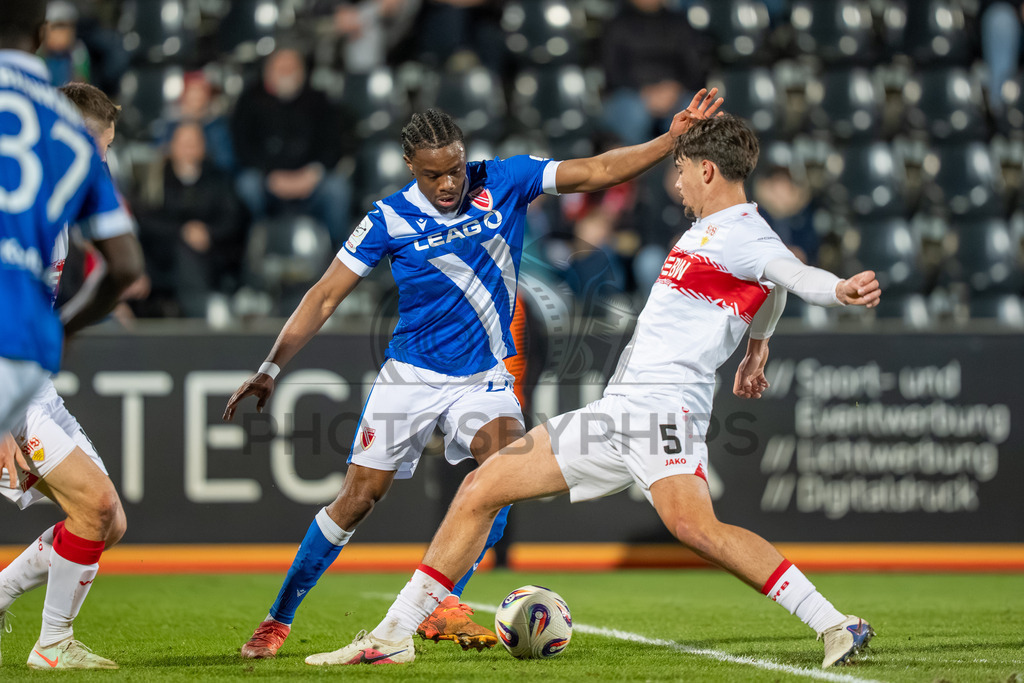 VfB Stuttgart II vs. FC Energie Cottbus, Fussball, 3.Liga, 27. Spieltag, Saison 2025/2026, 03.03.2026 | Zweikampf zwischen Mirza Catovic (VfB Stuttgart II, #05) und Anderson Lucoqui (FC Energie Cottbus, #24),VfB Stuttgart II vs. FC Energie Cottbus, Fussball, 3.Liga, 27. Spieltag, Saison 2025/2026, 03.03.2026Foto: photosbyphips/Philip Ziegler