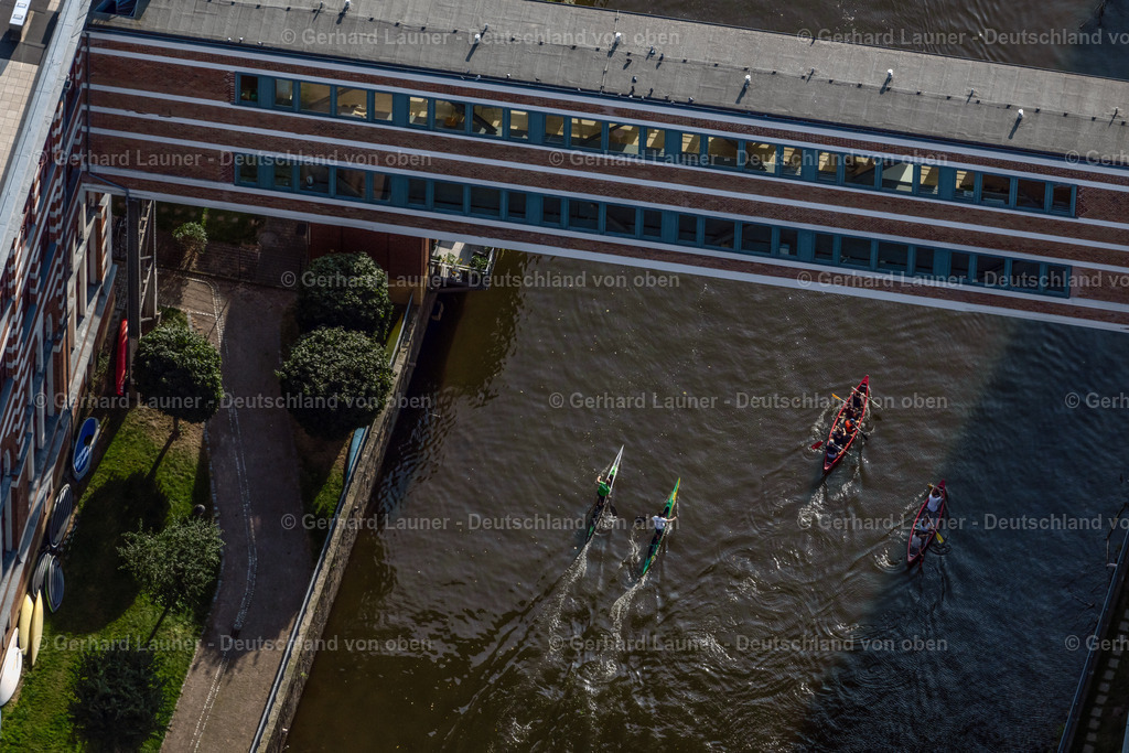 4040272 | LEIPZIG 14.09.2020 Kanuten und Ruderboot in Fahrt entlang des Flussverlaufs Weiße Elster im Ortsteil Schleußig in Leipzig im Bundesland Sachsen, Deutschland. // Canoeists and rowing boat in motion along the course of the Weisse Elster river in the district Schleussig in Leipzig in the state Saxony, Germany. Foto: Gerhard Launer