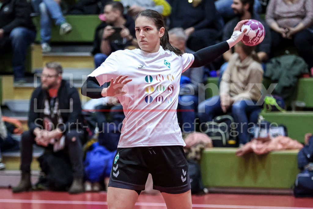 Handball, 2. Bundesliga Frauen, SV Werder Bremen - TG Nürtingen | v.li.: Anna Lena Bergmann (SV Werder Bremen, 25) mit einem speziellen Aufwärmshirt zum Inklusionsspieltag, Sondershirt, mit der Aufschrift Inklusion