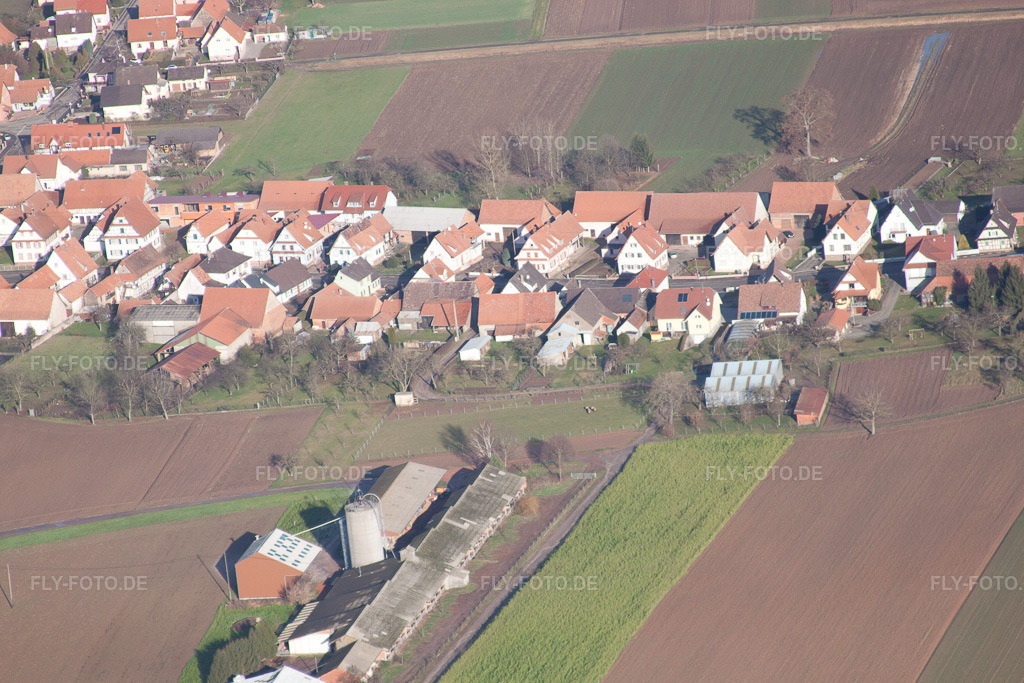 Luftbild: Rue Principale aus Süden in Schleithal im Bundesland Bas-Rhin in Frankreich. – Foto: IMG_48495.jpg vom 11.12.2011 durch Werner Riehm/FLY-FOTO.de – Auflösung des Originals: 4752 x 3168 px