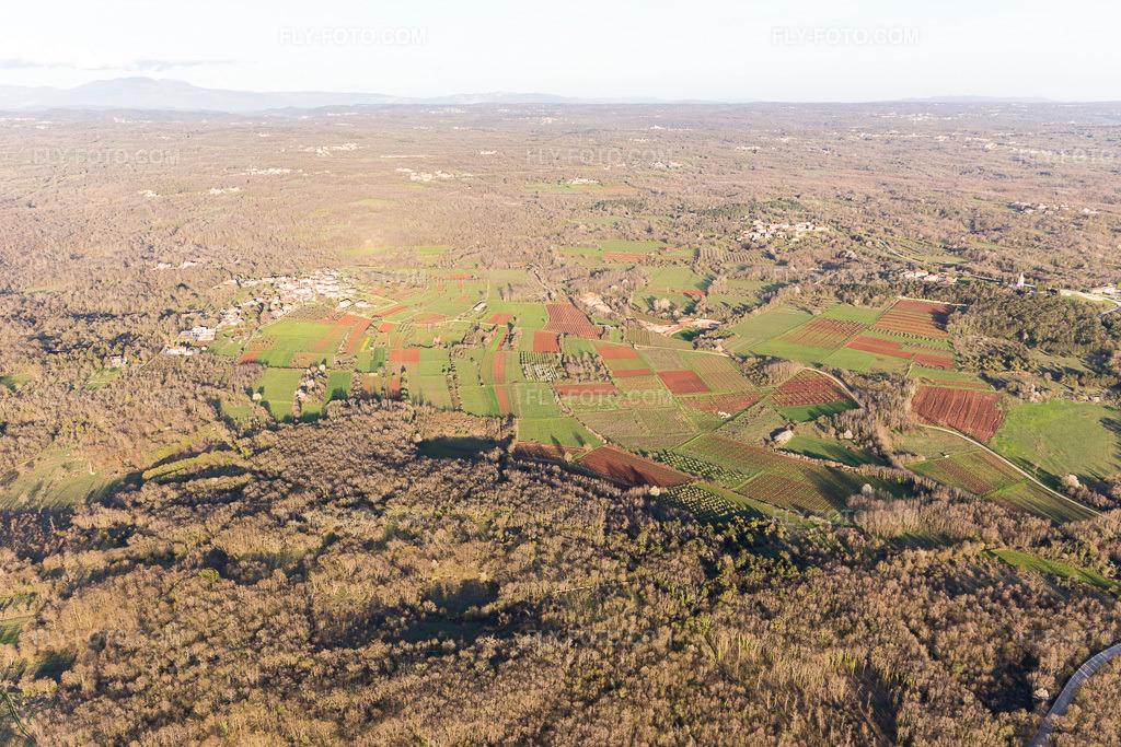 Aerial view: View of the town in Radovani in the state Gespanschaft Istrien, Croatia. – Photo: IMG_106127.jpg taken on 04/13/2018 by Werner Riehm/FLY-FOTO.com – Resolution of the original: 5472 x 3648 px
