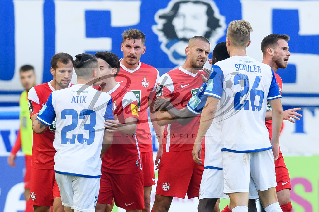FCMFCK20210904_031 | Fussball, Herren: . Rudelbildung beim Spiel der 3. Liga zwischen 1. FC Magdeburg und 1. FC Kaiserslautern in der MDCC-Arena am 04.09.2021 in Magdeburg, Deutschland.DFB / DFL REGULATIONS PROHIBIT ANY USE OF PHOTOGRAPHS AS IMAGE SEQUENCES AND/OR QUASI-VIDEO. - Realisiert mit Pictrs.com