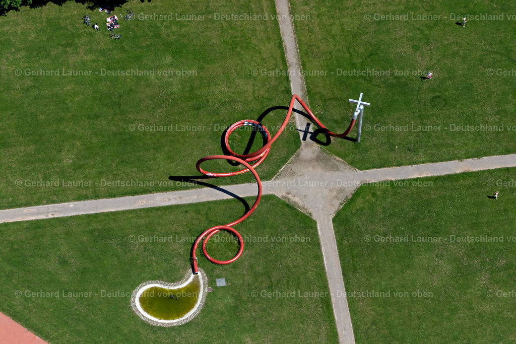 4033046 | STüHLINGER 30.06.2020 Kunst- Installation einer Freilichtskulptur " Gartenschlauch " in Stühlinger im Bundesland Baden-Württemberg, Deutschland. // Outdoor art- installation " Garden Hose " in Stuehlinger in the state Baden-Wuerttemberg, Germany. Foto: Gerhard Launer