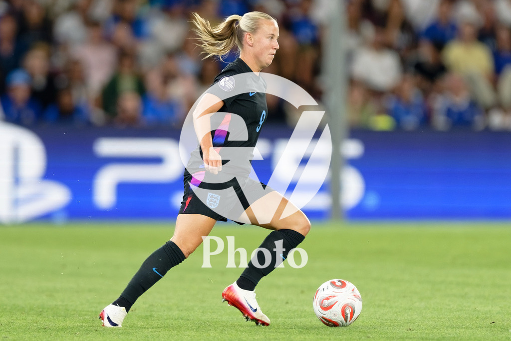 England v Italy - UEFA Women's EURO 2025 Semi-Final | GENEVA, SWITZERLAND - JULY 22:  Beth Mead of England controls the ball  during the UEFA Women's EURO 2025 Semi-Final match between England and Italy at Stade de Geneve on July 22, 2025 in Geneva, Switzerland. (Photo by Giuseppe Velletri/Sports Press Photo/Getty Images)