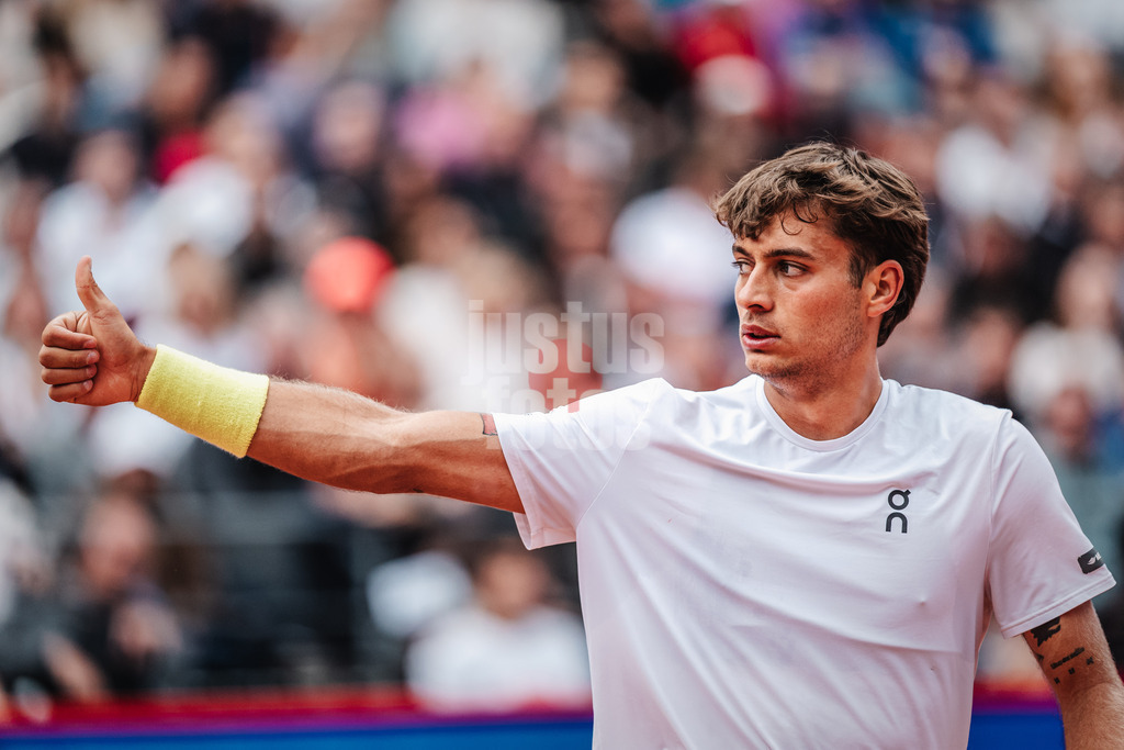 Tennis | Männer | bitpanda Hamburg Open Finale | ATP 500 | Andrei Andrejewitsch Rubljow (RUS) vs. Flavio Cobolli (ITA) | 24.05.2025 | Flavio Cobolli zeigt seinem Gegner Andrei Andrejewitsch Rubljow den Daumen