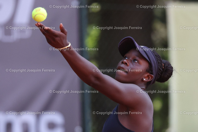 2024.07.20TennisFinaleDa_1771 Kopie | Darmstadt am 21. Juli 2024 xJFAx  48. Internationalen Damen-Tennisturnier des TCB 2000 Darmstadt Finale Angela FITA BOLUDA (ESP) vs Victoria MBOKO (CAN) Bild: v. li. Victoria MBOKO (CAN) macht einen Aufschlag. - Realisiert mit Pictrs.com
