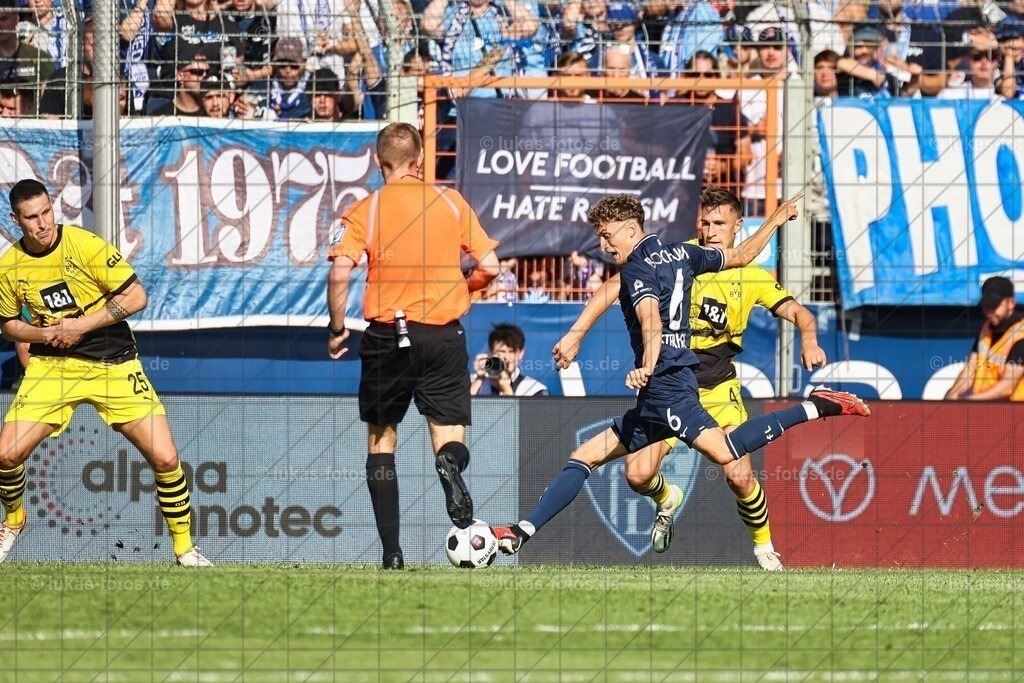 VfL Bochum - Borussia Dortmund 1:1 | Patrick Osterhage beim Schuss. Am 26. August 2023 kam der VfL Bochum in der 1. Bundesliga gegen Borussia Dortmund zu einem 1:1. - Realisiert mit Pictrs.com