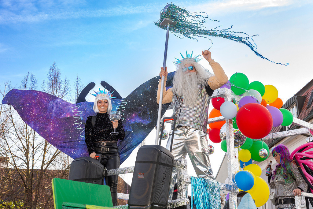 Umzug2025-216_9933 | Fotostrecke: FASCHINGSUMZUG 2025 in Loosdorf. 22 Masken(gruppen)-Teilnehmer: Loosdorfer Vereine, Wirtschaftstreibende, Gemeindeabordnungen sowie Kreditinstitute. rund 700 Besucher entlang der Hauptstrasse. Veranstaltungs-Sicherung durch Mannschaft der FF-Loosdorf mit schwerem Gerät. Maskenprämierung am EKZ-Platz durch Bgm. Thomas Vasku in den Kategorien: Bester Festwagen (Fa. gkonzept-Groissenberger; Beste Personengruppe-ASK-Loosdorf; Beste Einzelperson; Weiteste Anreise-FF Schollach;