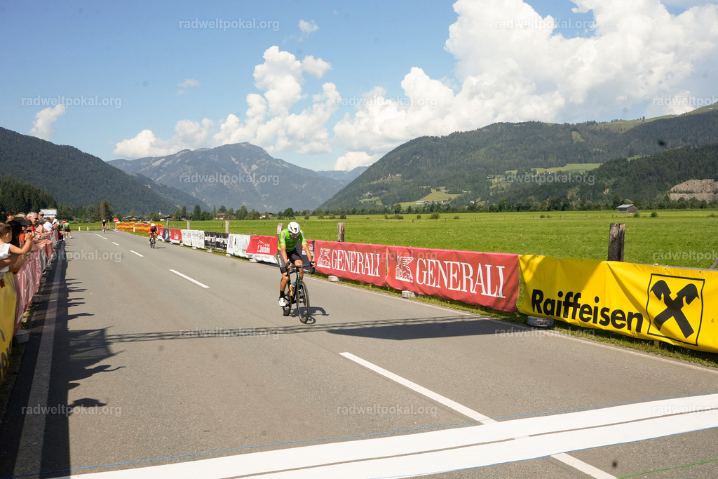 860_20230817_Bewerb_Maenner_Muehlanger | AUT - OESTERREICH, 2023-08-16: SPORT RENNRAD-FAHREN - 55. INTERNATIONALER RADWELTPOKAL IN ST. JOHANN IN TIROL  - Vintage-Radrennen mit WM-Bronze-Medaillen-Siegerin Christina Schweinberger, den Teilnehmer und Alexander Baumann (vom Orginastions-Team) - TAG 2 BEWERB MAENNER IN SECHS GRUPPEN  ; Foto: Roland Muehlanger