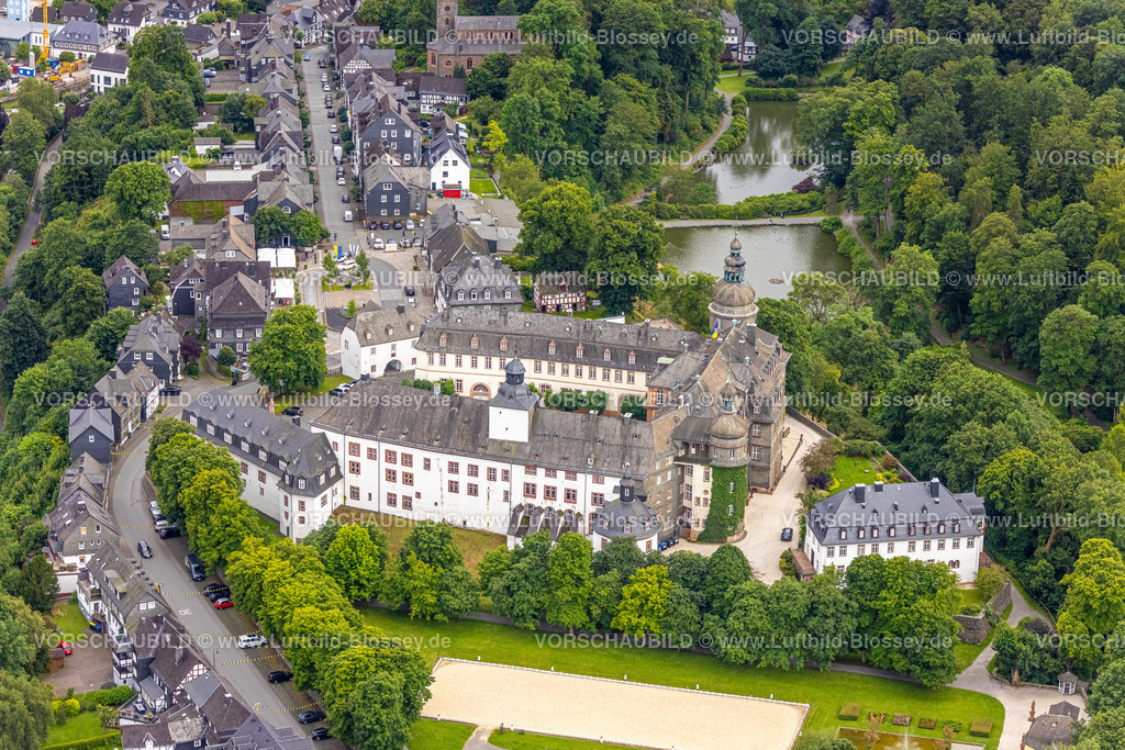 BadBerleburg240710202 | Luftbild, Schloss Berleburg, Residenzschloss der Familie Sayn-Wittgenstein, Bad Berleburg, Wittgensteiner Land, Nordrhein-Westfalen, Deutschland