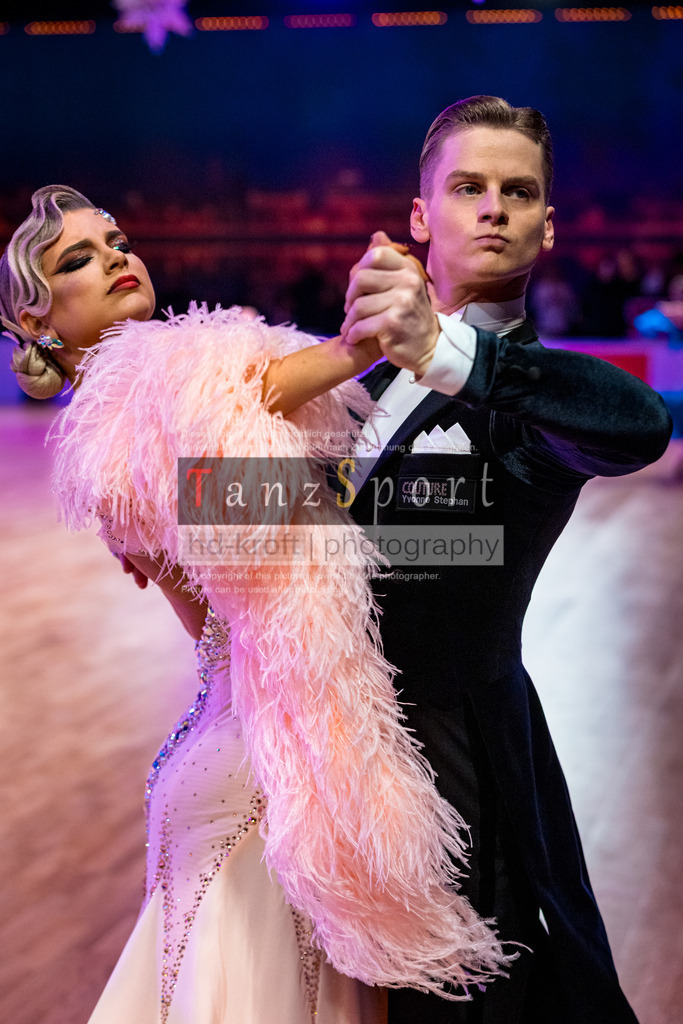 20251212_WDSF_World_Ch_Cup_RS-Std_1013-2 | Tanzsportbilder, Standardtanz, Lateintanz, WDSF, DTV, LTVB, dancecomp, goc, hessen tanzt, blaues band der spree, walzer, tango, wiener walzer, slowfox, quickstepp, samba, rumba, cha-cha-cha, paso doble. jive, hd-kroft photography, turniertanzsport