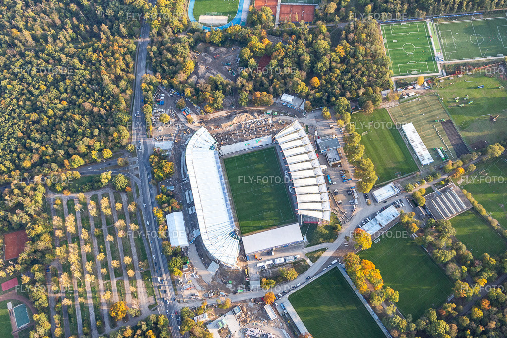 Erweiterungs- und Umbau- Baustelle am Sportstätten-Gelände des Stadion "Wildparkstadion" des KSC | Luftbild: Erweiterungs- und Umbau- Baustelle am Sportstätten-Gelände des Stadion "Wildparkstadion" des KSC im Ortsteil Innenstadt-Ost in Karlsruhe im Bundesland Baden-Württemberg in Deutschland. Foto: IMG_123420.jpg vom 19.10.2020 durch ©2025 Werner Riehm fly-foto.de/copyright - Realisiert mit Pictrs.com