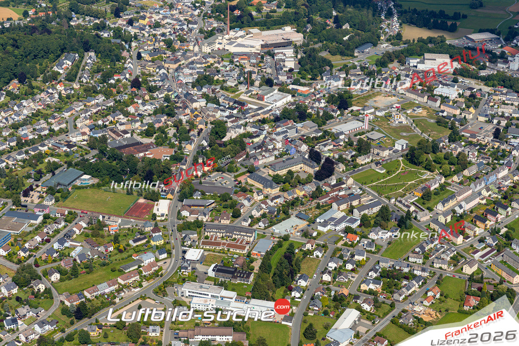 Das Luftbild der Stadt Helmbrechts wurde 2021 vom Flugzeug heraus erstellt (keine Drohne) Aufnahmehöhe ca.450 Meter- hohe Bildauflösung und Druck-Qualität garantiert!