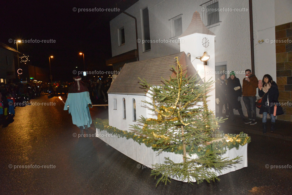 -news-2022-Dez05-Nikolo-Einzug-Lechaschau-WTV_6275 | Info aus dem Bezirk Reutte/Ausserfern Tirol sowie eine umfangreiche Bilddatenbank über die gesamte Region: Lechtal, Talkessel Reutte, Tannheimertal, Zwischentoren. Lech, Plansee, Zugspitze, Grenztunnel, B179, Fernpassstraße, Verkehr, Lawinen, Tradition, - Realisiert mit Pictrs.com
