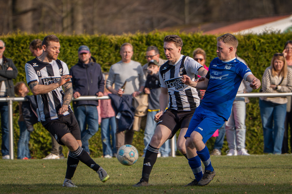 Fußball I Herren I Saison 2025-2026 I Kreisliga VEC I 17. Spieltag I BW Langförden - SV Falke Steinfeld I 7497 | jns.sportfotos - Realisiert mit Pictrs.com