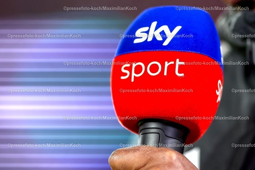 Due17012502119 | 17.01.2025, Fußball, Fortuna Düsseldorf - SV Darmstadt 98, 2.. Fußball Bundesliga, 18. Spieltag, Merkur Spiel-Arena, Saison 2024 2025: Feature Nahaufnahme Symbolbild Interview Sender Mikrofon Sky Sport ÜbertragungsrechteDFB regulations prohibit any use of photographs as image sequences and or quasi-video.