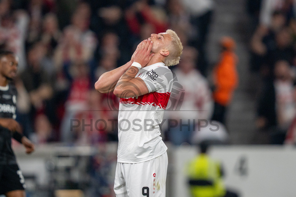 VfB Stuttgart vs. SC Freiburg, Fussball, DFB-Pokal, Halbfinale, 23.04.2026 | Ermedin Demirovic (VfB Stuttgart, #09) fassungslos nach seiner vergebenen Riesengelegenheit/Großchance,VfB Stuttgart vs. SC Freiburg, Fussball, DFB-Pokal, Halbfinale, 23.04.2026DFB regulations prohibit any use of photographs as image sequences and/or quasi-video