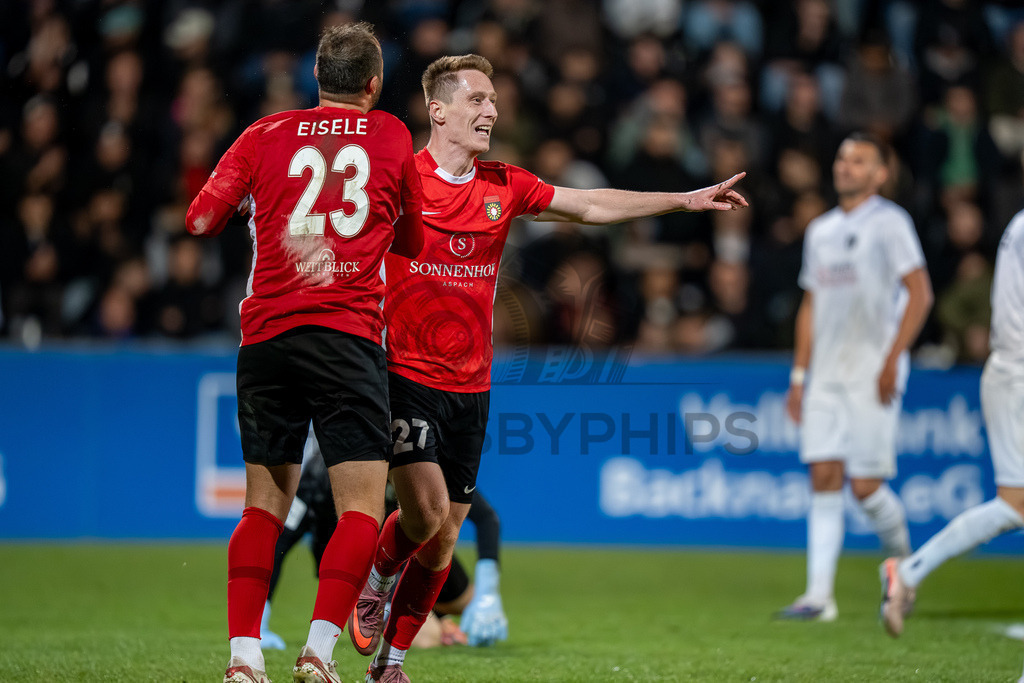 SG Sonnenhof Großaspach vs. SGV Freiberg, Fussball, Regionalliga Suedwest, 30. Spieltag, 22.04.2026 | Loris Maier (SG Sonnenhof Großaspach, #27) jubelt nach seinem 4:0 Treffer mit Fabian Eisele (SG Sonnenhof Großaspach, #23),SG Sonnenhof Großaspach vs. SGV Freiberg, Fussball, Regionalliga Suedwest, 30. Spieltag, 22.04.2026