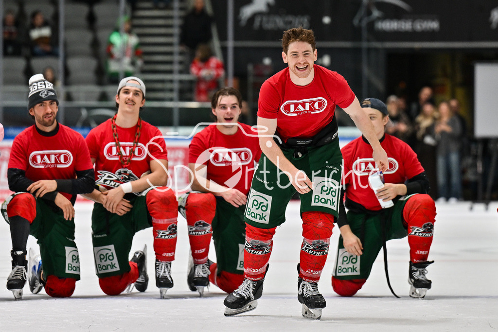 Augsburger Panther - Schwenninger Wild Wings | AUGSBURG, DEUTSCHLAND - 2. NOVEMBER: Die Spieler der Panther feier zusammen mit den Zuschauern den Heimsieg gegen Schwenningen nach dem Ligaspiel zwischen den Augsburger Panthern und den Schwenninger Wild Wings am 17. Spieltag der Penny DEL im Curt Frenzel Stadion am 02.11.2025 /  Kyle MAYHEW (Augsburger Panther 27)