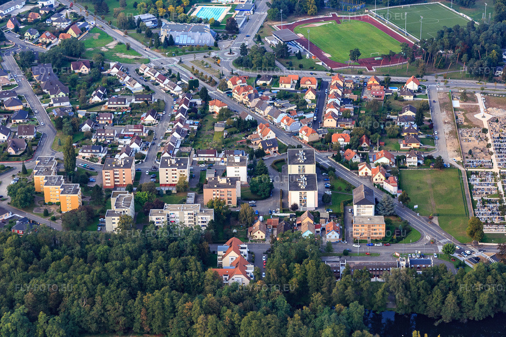 Vue aérienne: Rue de Haguenau à Bischwiller dans le département Bas Rhin, France.Photo: IMG_074267.jpg prise le 04/10/2014 par Werner Riehm/FLY-FOTO.euRésolution de l'original: 5472 x 3648 px