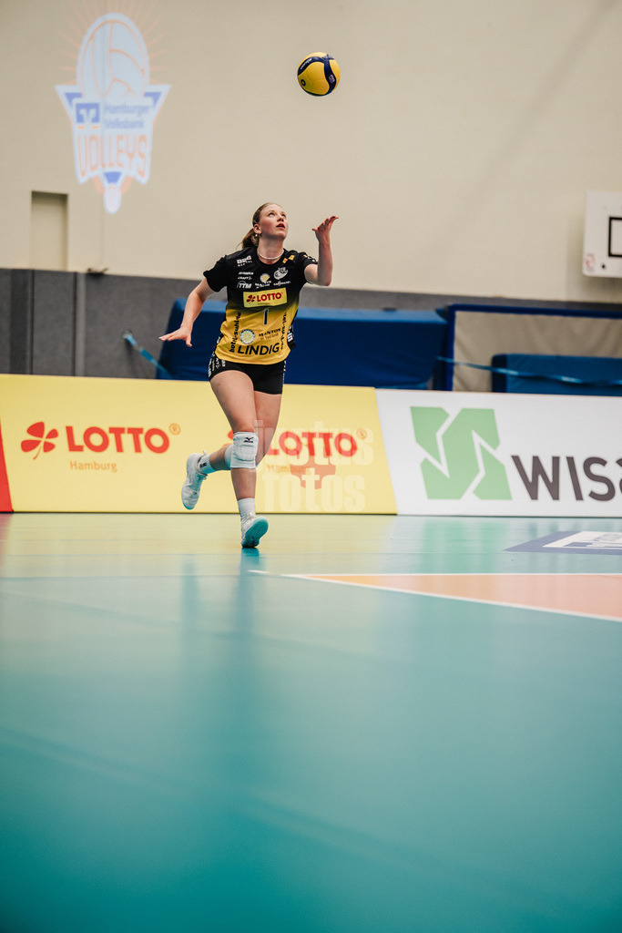 Volleyball | Frauen | Saison 2025/2026 | Volleyball Bundesliga | ETV Hamburger Volksbank Volleys vs. VfB Suhl LOTTO Thüringen | 07.03.2026 | Svea Naujack (#1, VfB Suhl LOTTO Thüringen) beim Aufschlag
