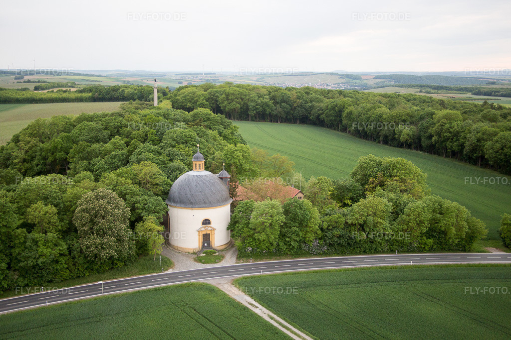 Luftbild: Kreuzkirche an der Schweinfurter Straße im Ortsteil Gaibach in Volkach im Bundesland Bayern in Deutschland. Foto: IMG_078941.jpg vom 14.05.2015 durch Werner Riehm/FLY-FOTO.de