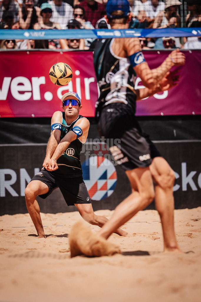 Beachvolleyball | Männer | Allianz German Beach Tour 2025 | Tourstop München | 12.07.2025 | Tilo Rietschel nimmt den Ball an